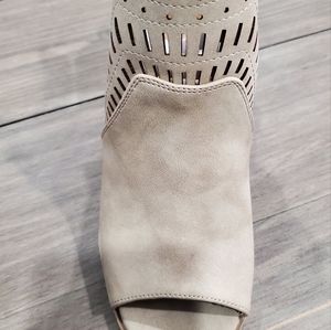 Cream open toed shoes